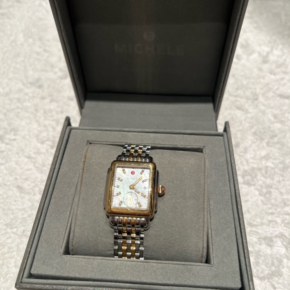 Eighteen diamonds mark the hours watch featuring a mother-of-pearl dial. - Picture 4 of 6